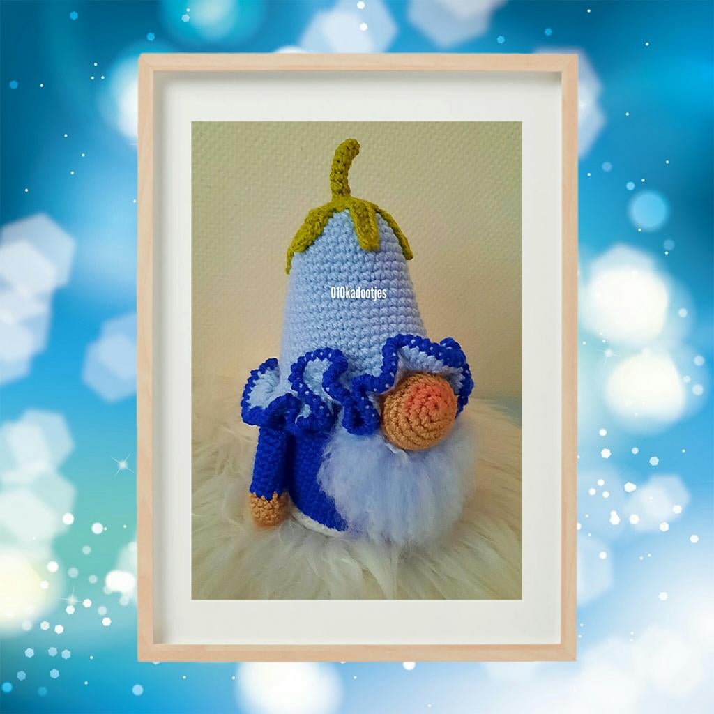 Nieuwe zelfgehaakte knuffel. Blauwe bloem gnoom, dwerg., Hobby en Vrije tijd, Breien en Haken, Ophalen of Verzenden