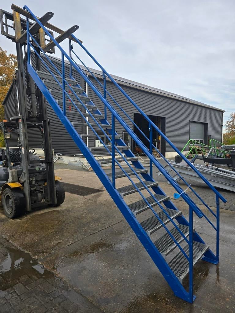 Stalen trap blauw. Hoog 3,1 mtr. Nob164