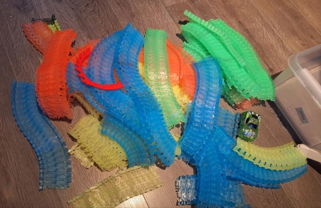 Glow in the Dark Racebaan met Lichtgevende Auto, Kinderen en Baby's, Speelgoed | Racebanen, Overige merken, Zelf te bouwen, Ophalen of Verzenden