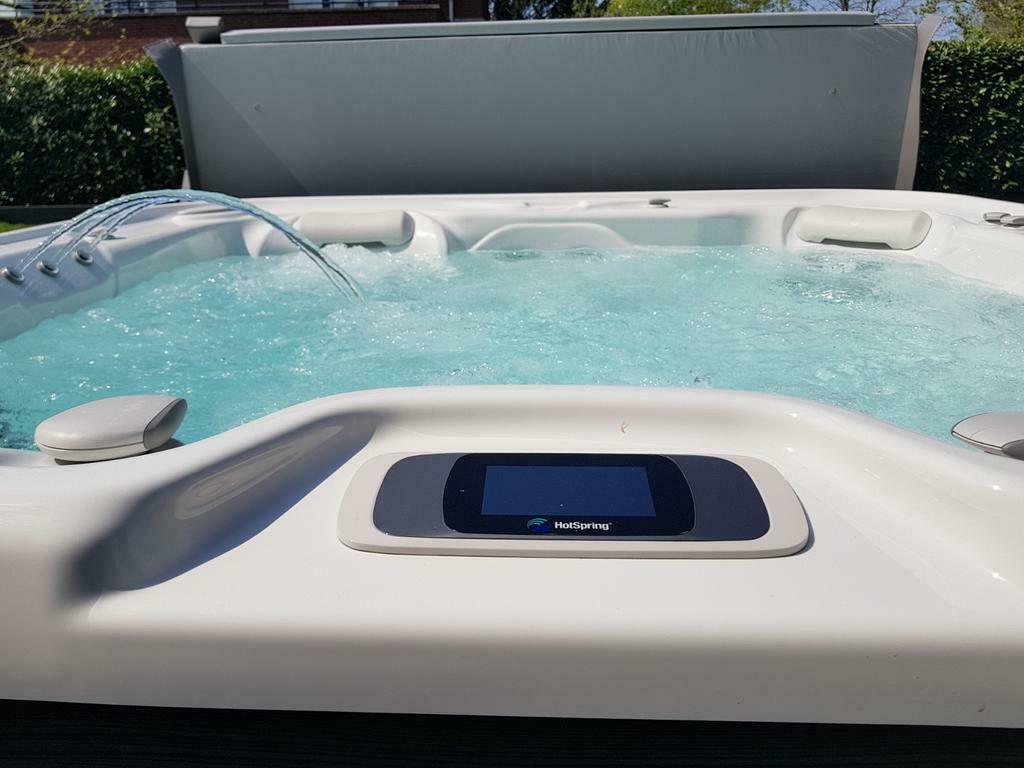 Spa,Jacuzzi monteur en Zwembad onderhoud. Hotspring