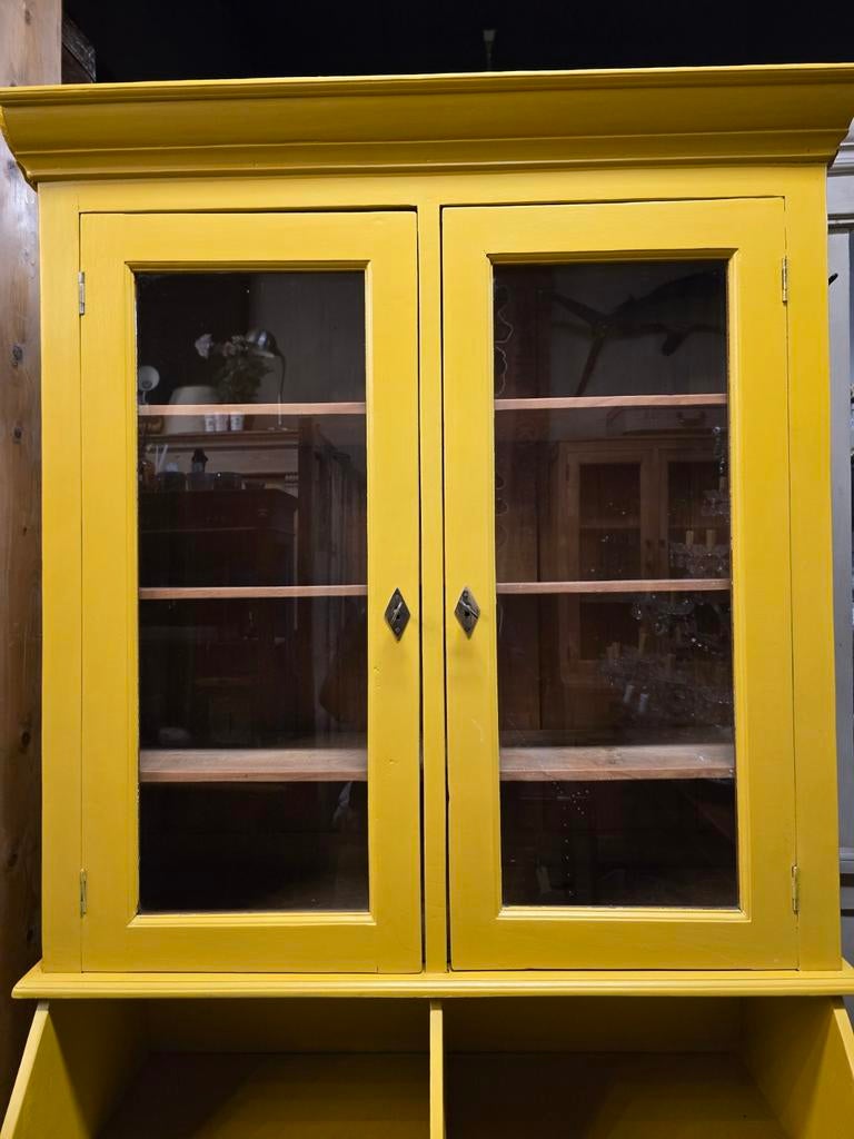 Foto 7 van Leuke gele grutterskast | buffetkast | winkelkast teak