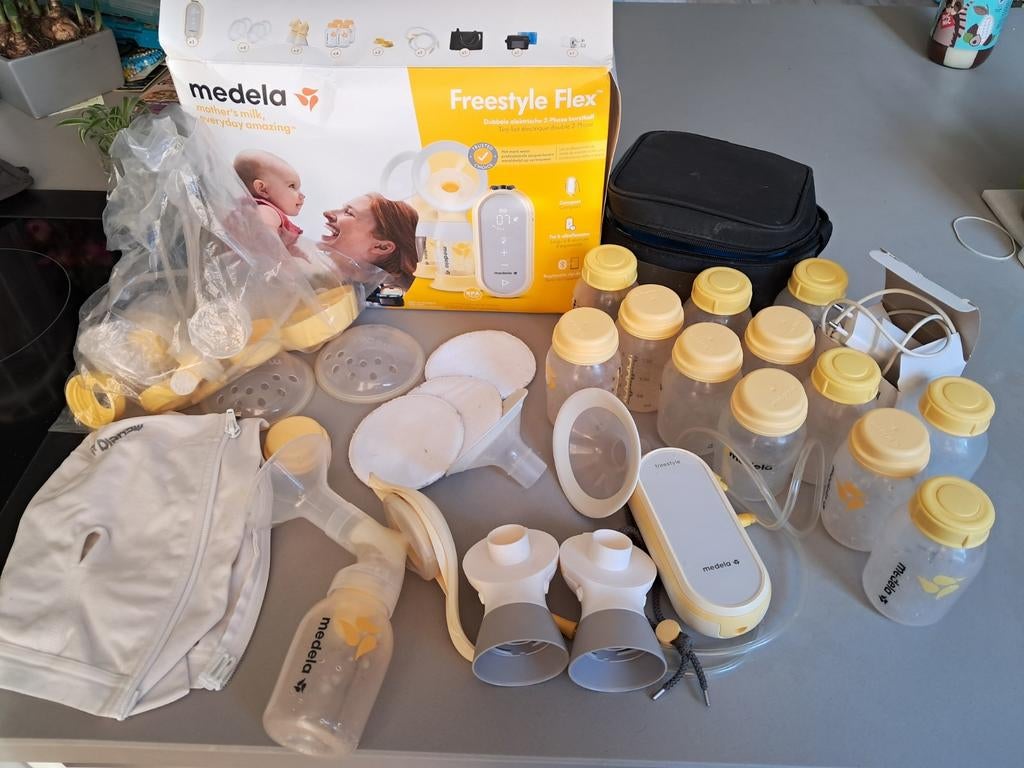 Medela Freestyle Dubbel Kolf + veel Accessoires, Ophalen of Verzenden, Gebruikt, Borstkolf