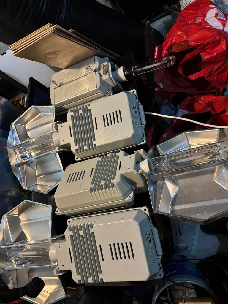 Kweeklampen 10 stuks , 1 koolstoffilter en nog 1 zak aarde, Ophalen, Zo goed als nieuw
