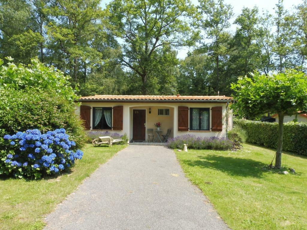Dordogne, Ecuras 4-p. bung. op vakantiepark, Vakantie, 2 slaapkamers, Dordogne, Open haard, Chalet, Bungalow of Caravan
