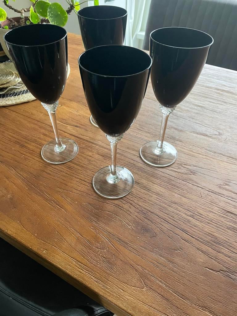 4 Zwarte Wijnglazen met Kristallen Voet, Ophalen of Verzenden, Zo goed als nieuw, Overige materialen, Los bestek