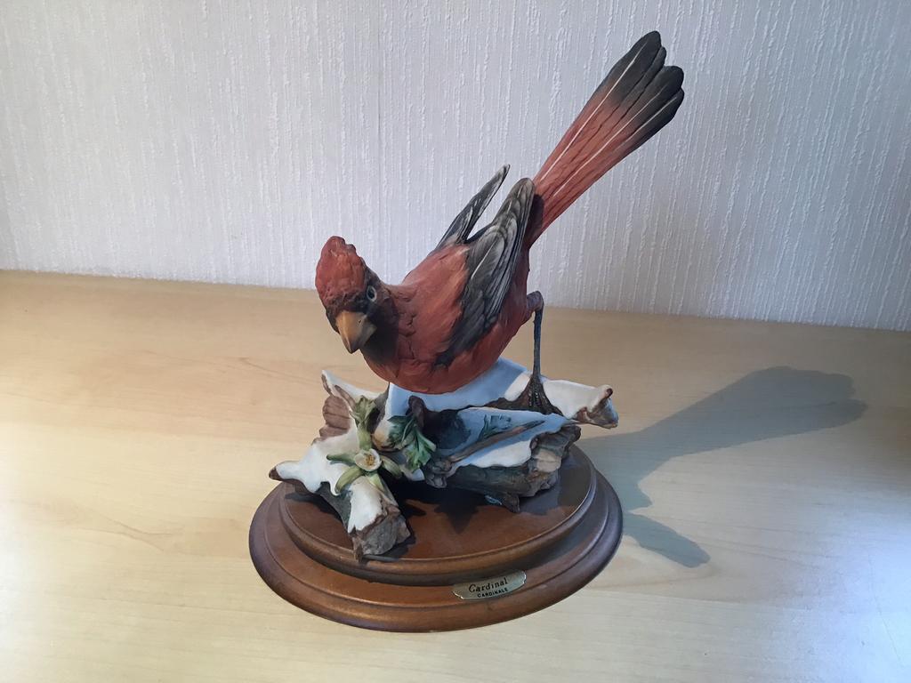 Porcelein kuif Cardinal op plancet hoog 25 cm, Verzamelen, Beelden en Beeldjes, Gebruikt, Ophalen