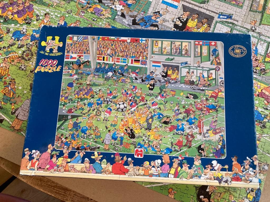 Jan van Haasteren - voetbalkampioenschappen 1000 stuks, Hobby en Vrije tijd, Denksport en Puzzels, Zo goed als nieuw, Legpuzzel