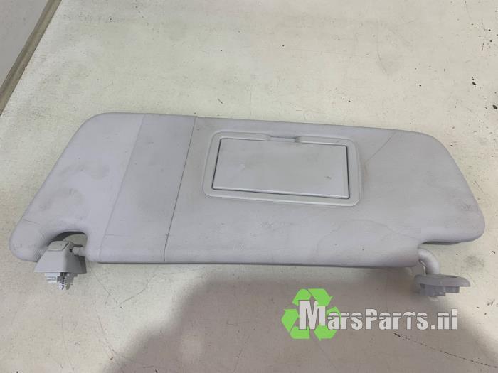 Zonneklep van een Opel Corsa