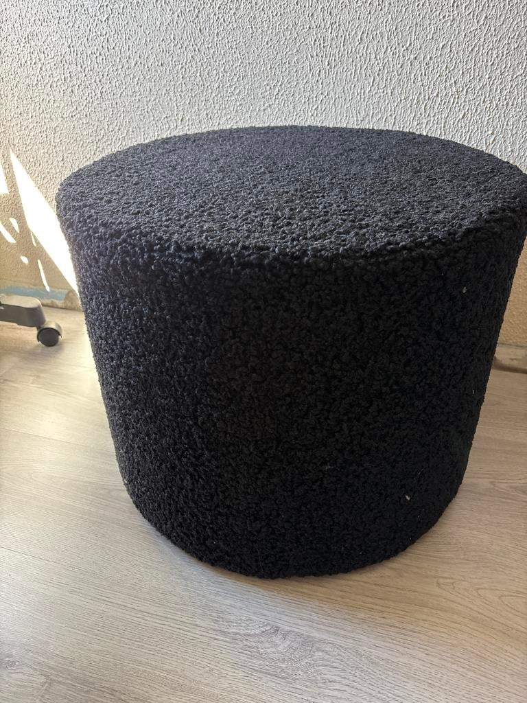Zwarte poef / bijzettafel van bouclé stof, Huis en Inrichting, Banken | Voetenbanken en Poefen, Ophalen, Rond, Minder dan 50 cm