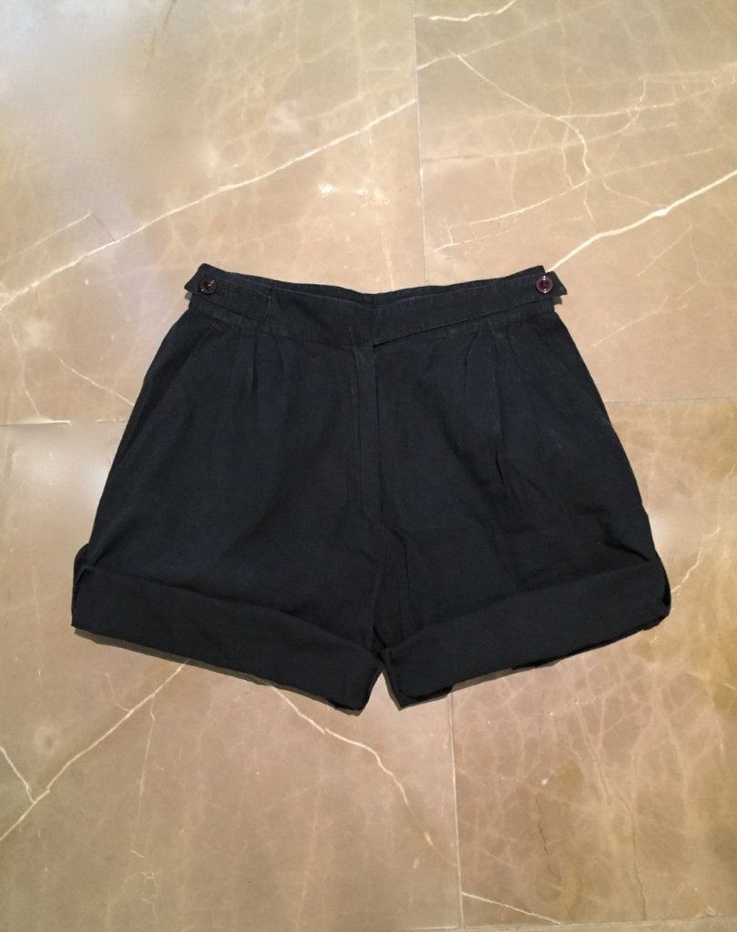 IZGS: Korte of halflange zwarte bandplooi broek; maat medium, Maat 38/40 (M), Kort, Ophalen of Verzenden, Gedragen