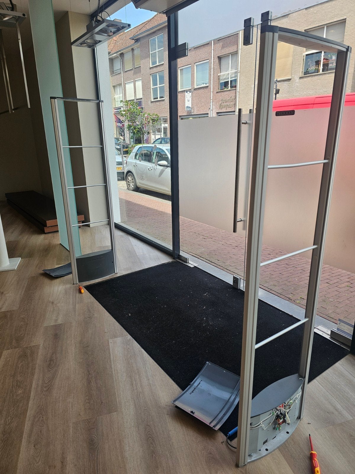 Detectiepoortjes voor winkelruimte, Ophalen