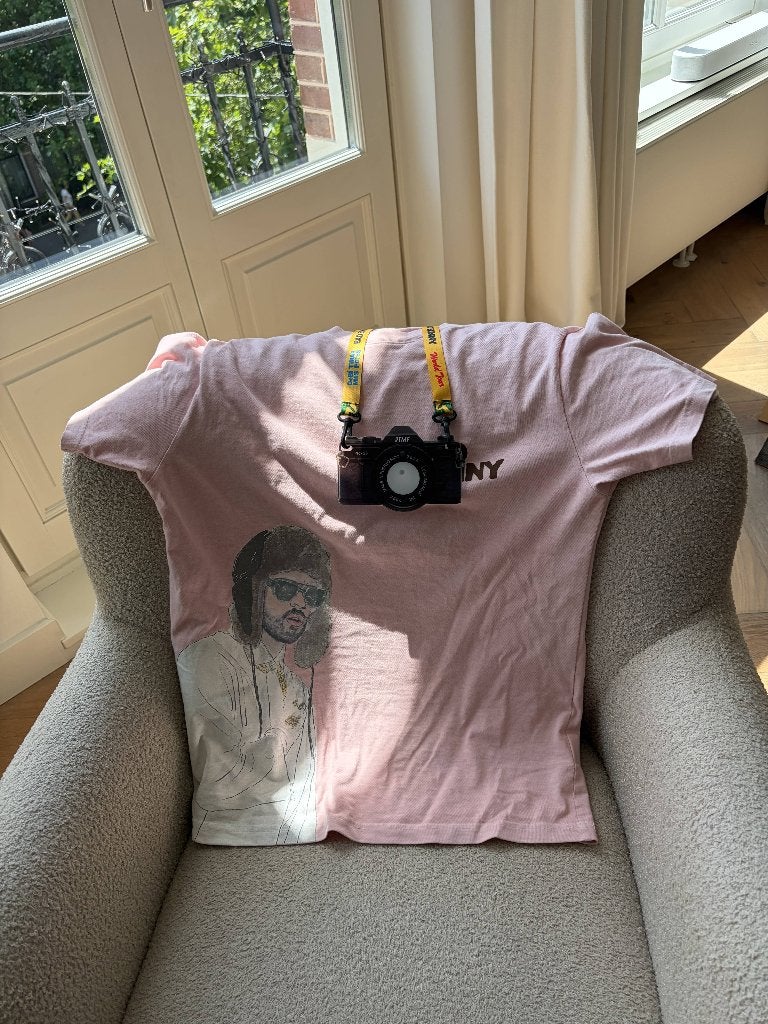 Bad Bunny Camera Badge Lanyard, Verzamelen, Ophalen, Zo goed als nieuw, Pop, Beeldje of Miniatuur