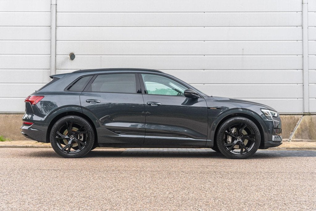 Audi e-tron 55 408pk Quattro Advanced edition 95 kWh | Lucht, Auto's, Audi, Automaat, 131 €/maand, Stof, Zwart