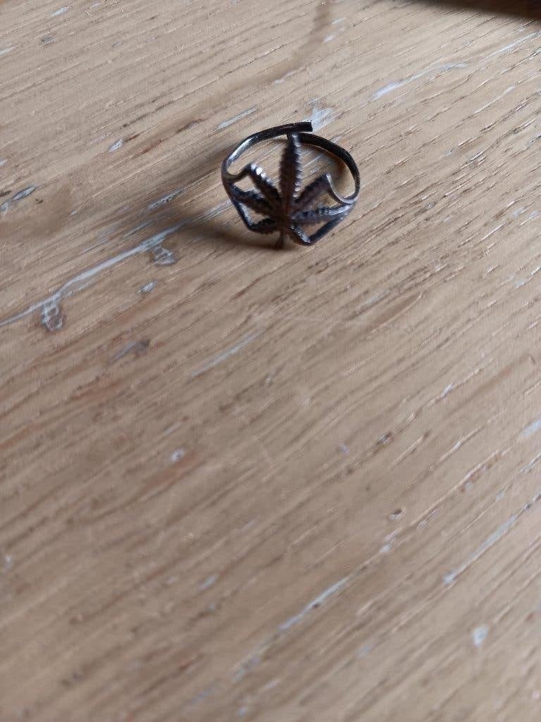 Verstelbare ring met wietblad design, Overige materialen, Gebruikt, Ophalen of Verzenden, 17 tot 18
