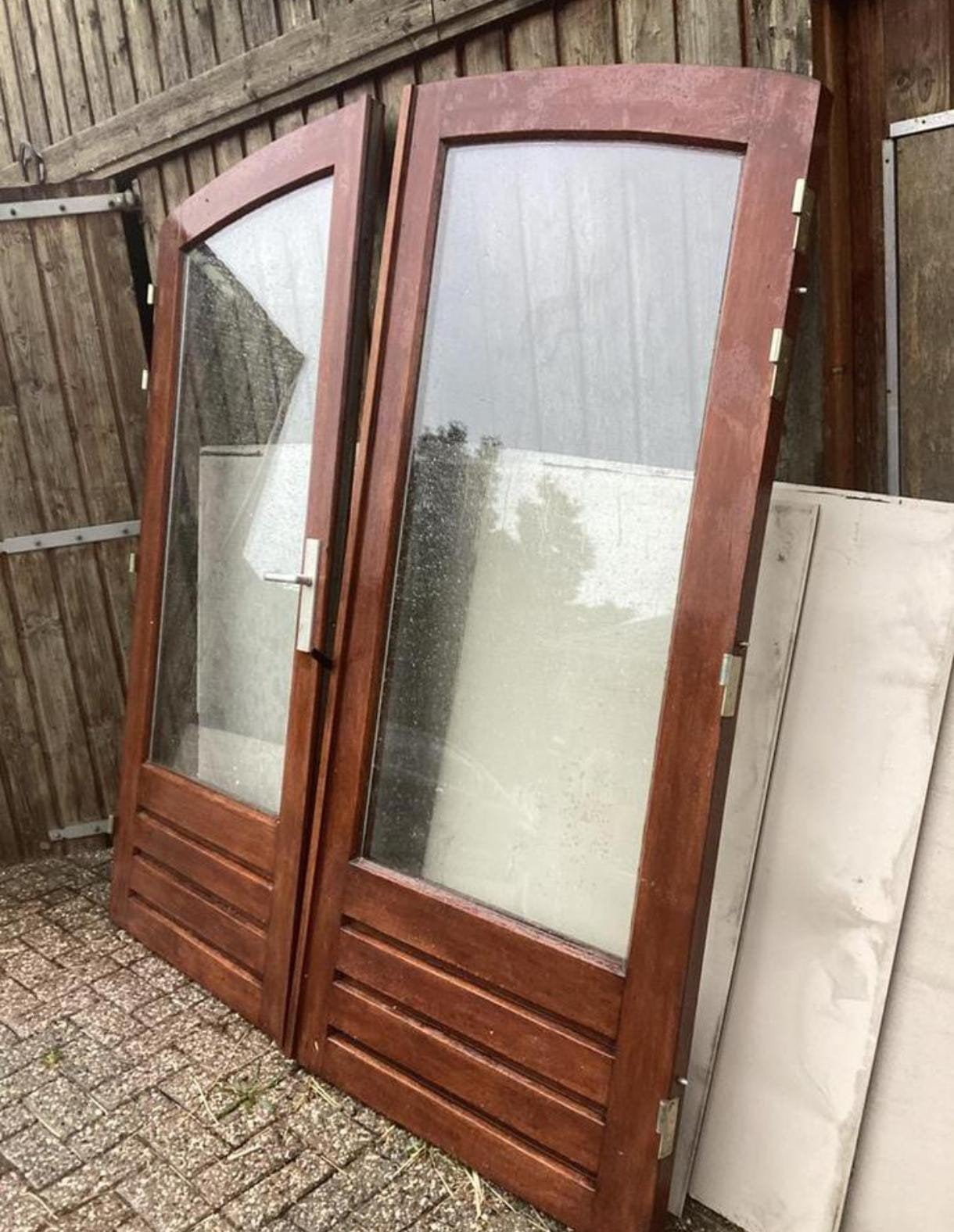 Hardhouten getoogde dubbele buitendeuren met dubbelglas, Gebruikt, Ophalen of Verzenden, Buitendeur, Glas