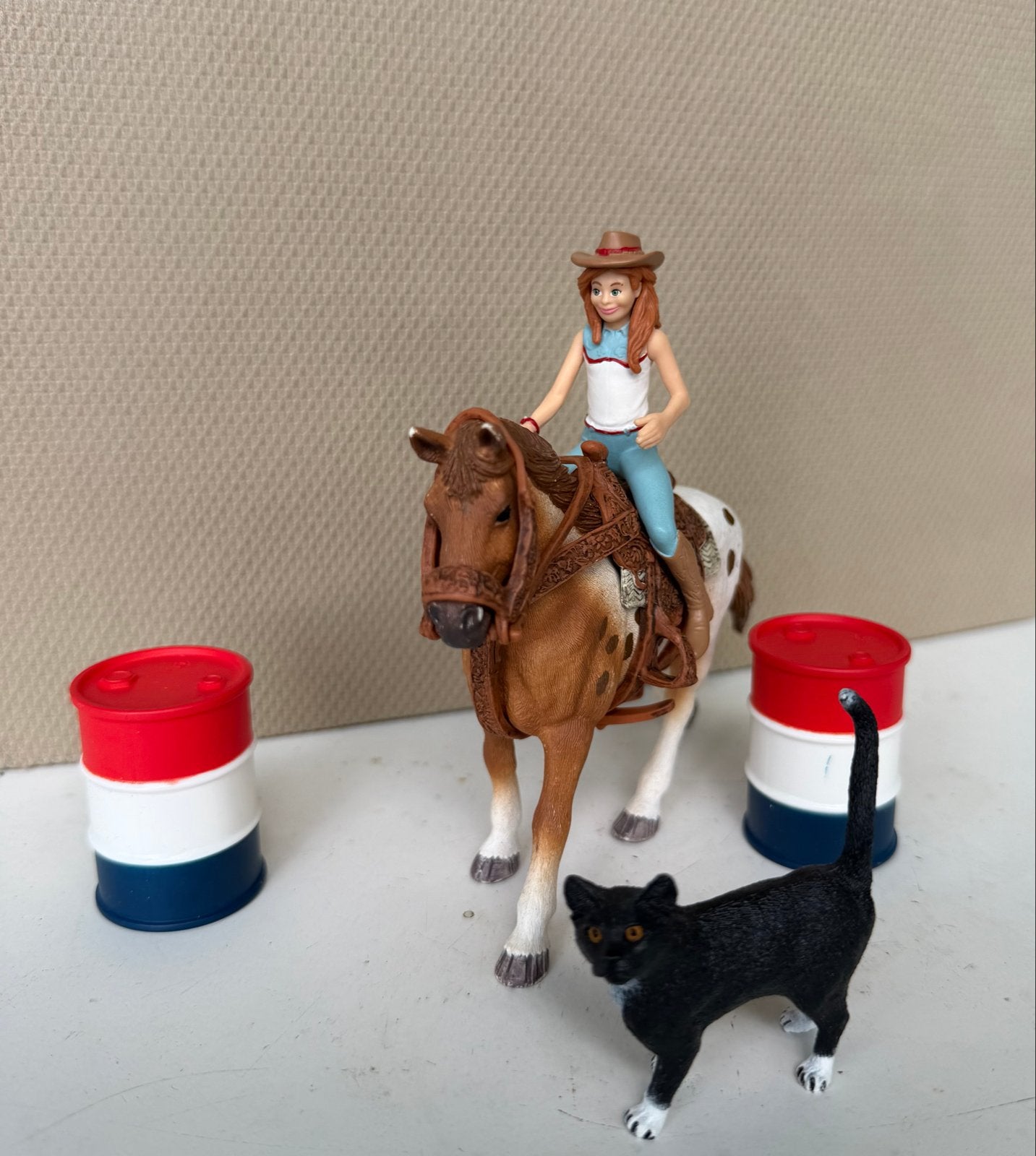 Schleich paardenset met ruiter, kat en tonnen, Ophalen of Verzenden, Zo goed als nieuw