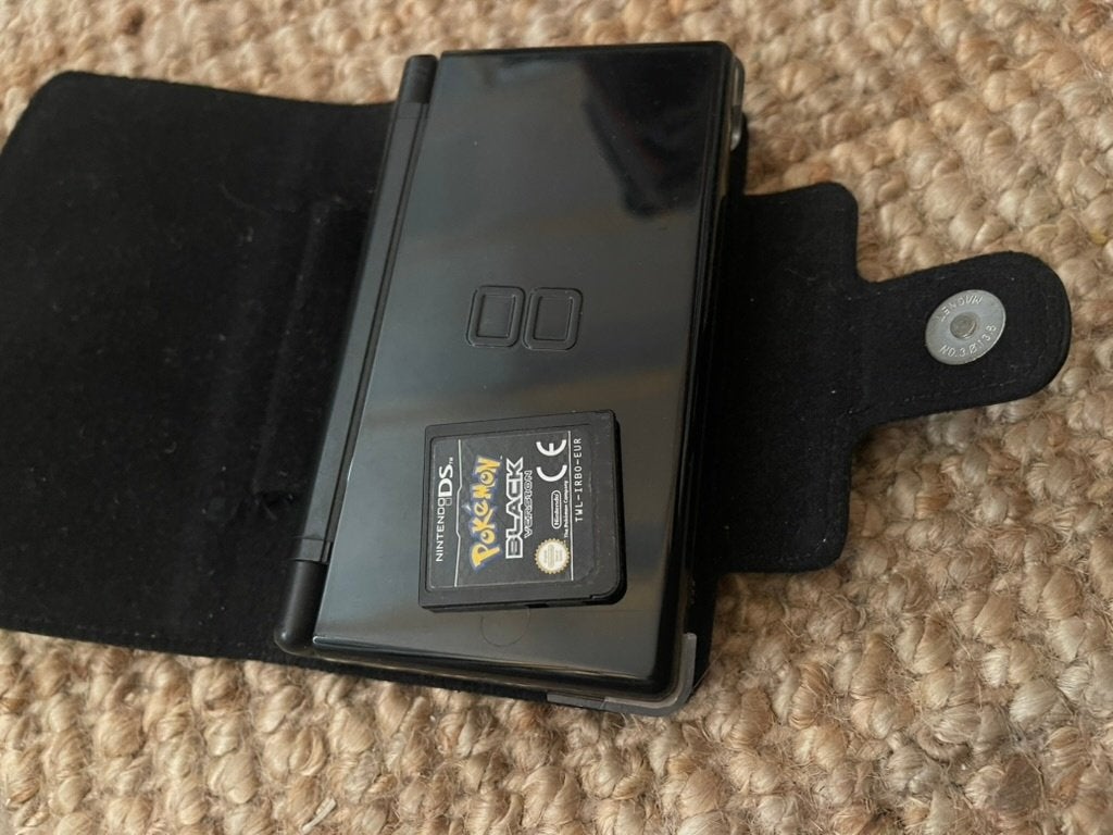 Nintendo DS lite + Pokémon Black en beschermhoes, Spelcomputers en Games, Spelcomputers | Nintendo DS, Gebruikt, Zwart, Ophalen of Verzenden