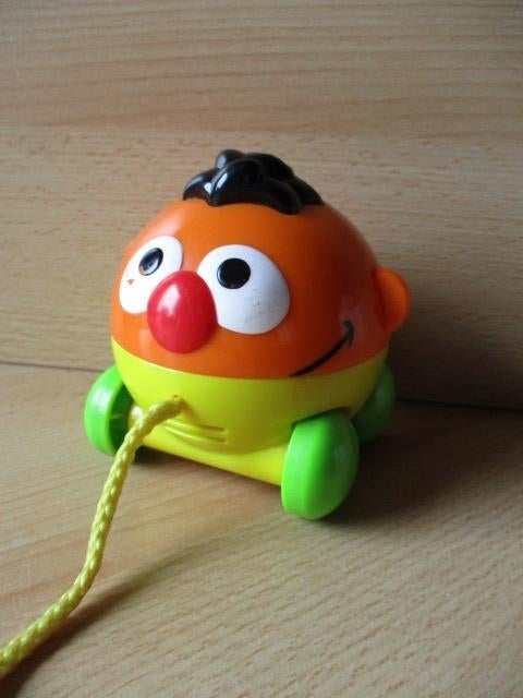 Sesamstraat Ernie trekkarretje  met Koekiemonster  11cm, Ophalen of Verzenden, Gebruikt