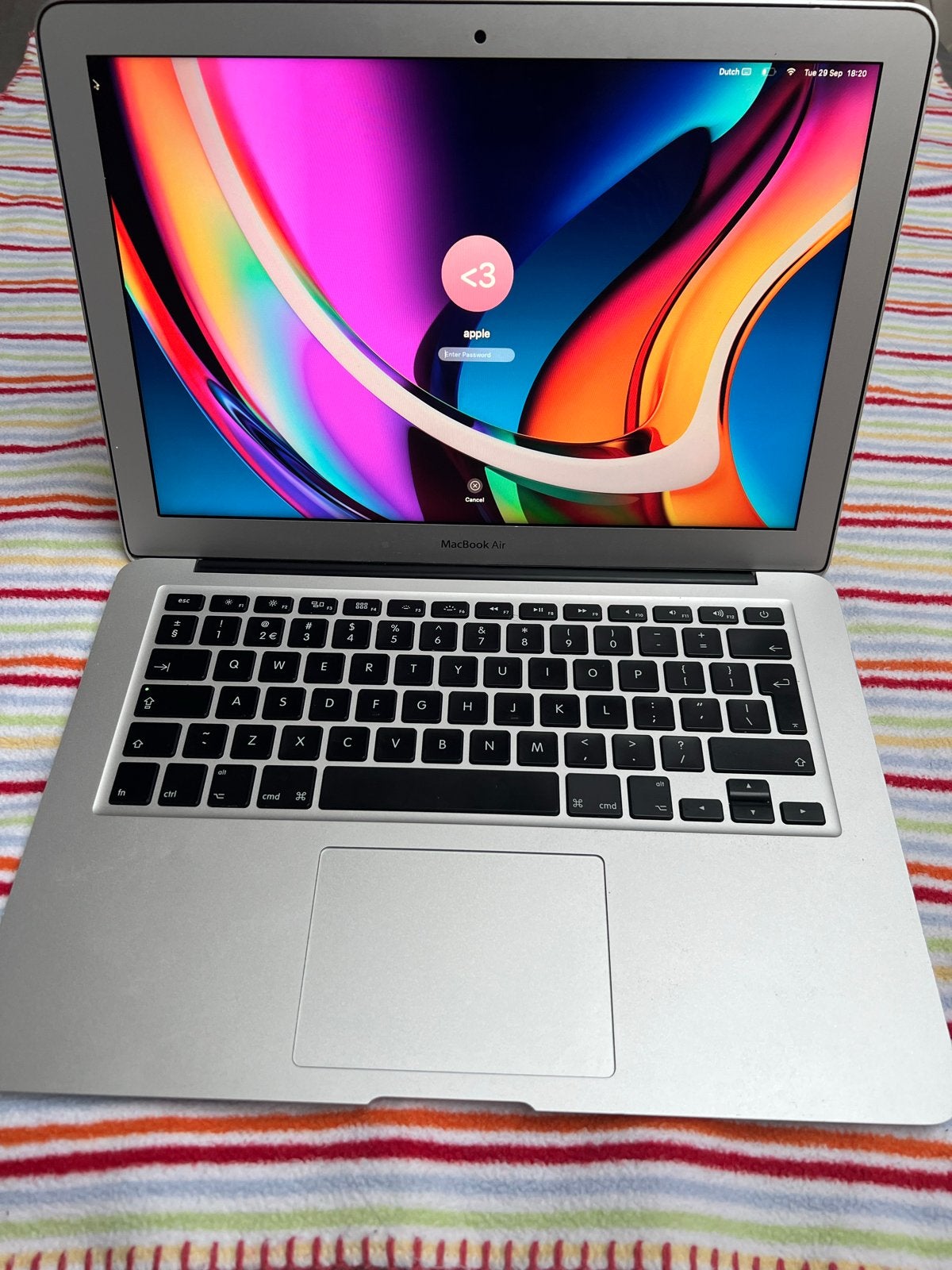 Foto 2 van MacBook Air 2017 13 inch - Intel i7, 8GB RAM, 120GB SSD
