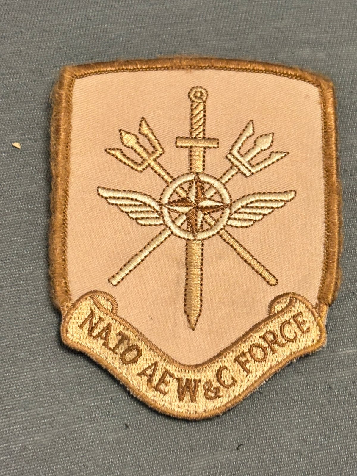 Arm embleem AWACS nato 3, Verzamelen, Verzenden, Luchtmacht, Nederland, Embleem of Badge