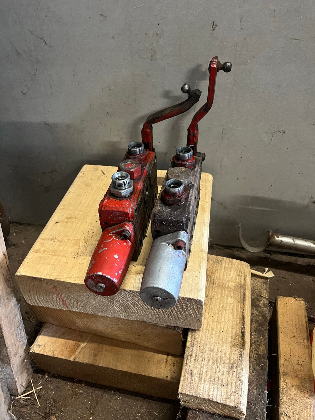 2 dubbelwerkende hydrauliek ventielen 12/1455 en stoel, Ophalen, Akkerbouw