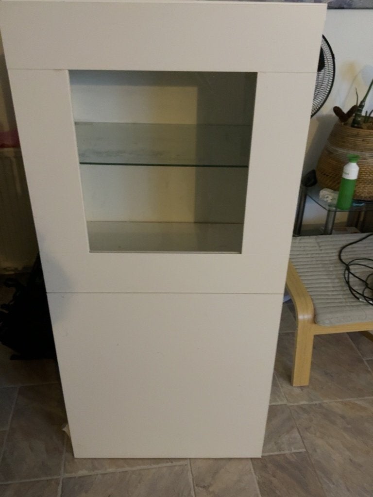 Witte Ikea kast met glazen deuren nette staat, Ophalen, 100 tot 150 cm, 50 tot 100 cm, Zo goed als nieuw