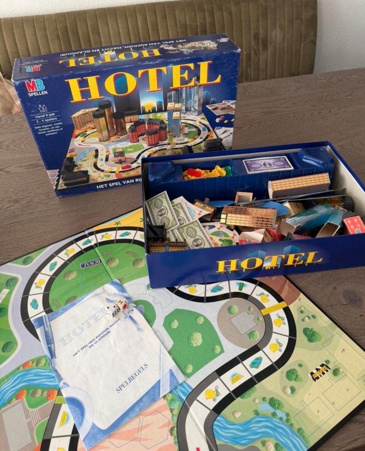 Hotel bordspel - Het spel van rijkdom, macht en glamour!, Hobby en Vrije tijd, Gezelschapsspellen | Bordspellen, Drie of vier spelers