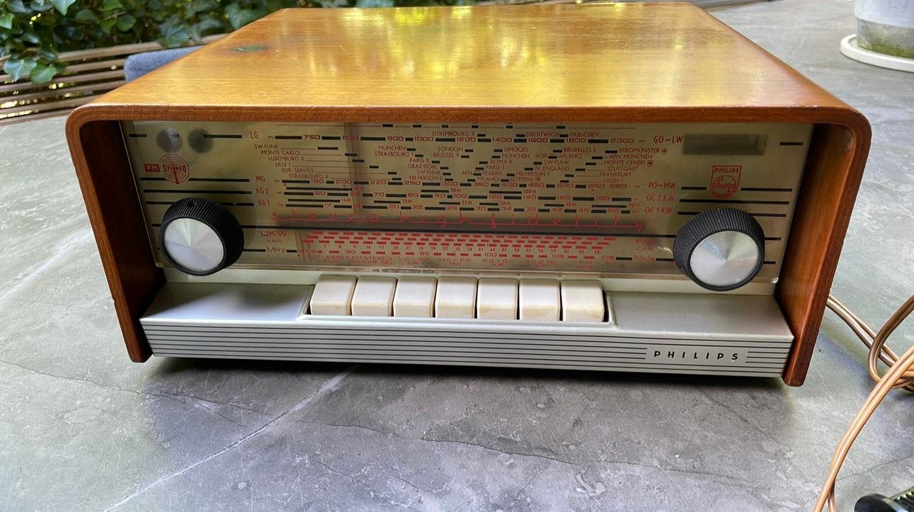 een vintage Philips A5X83A buizenradio-tuner uit circa 1958., Ophalen of Verzenden