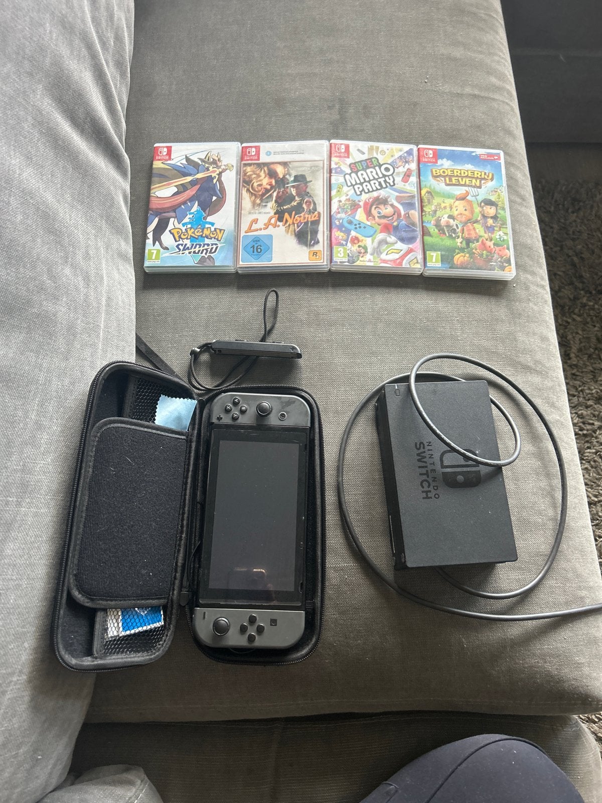 Nintendo Switch met 4 spellen en accessoires, Ophalen, Met 2 controllers, Switch Original, Gebruikt
