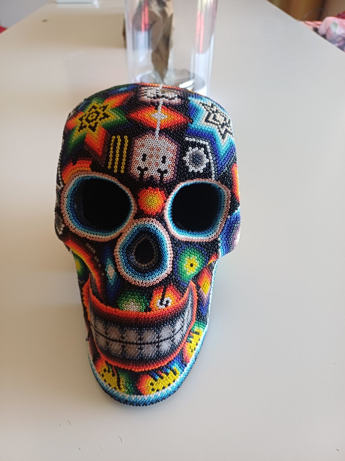 Kleurrijke Mexicaanse Doodshoofd Sculptuur met Kralen, Antiek en Kunst, Overige onderwerpen, Ophalen of Verzenden, Handgemaakt