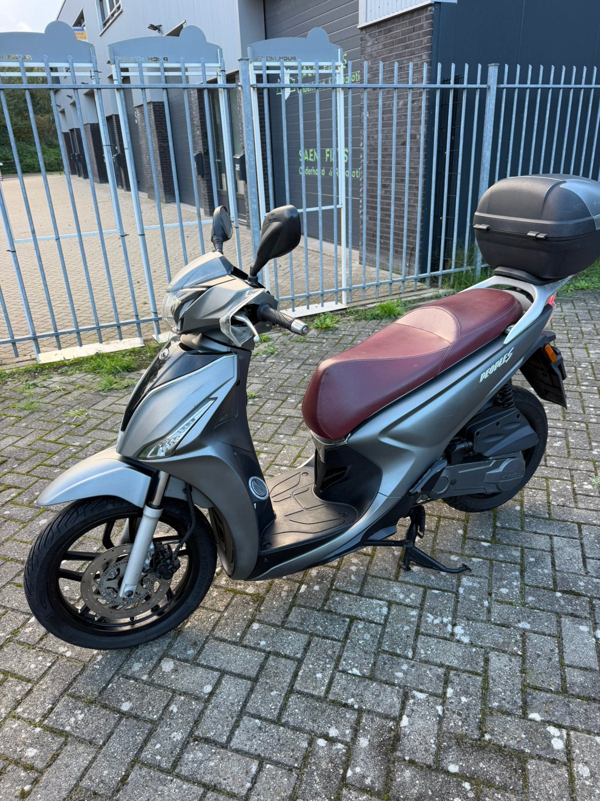 Te koop new people s mat grijs 2018 brom, Ophalen, Gebruikt, Maximaal 45 km/u, 49 cc
