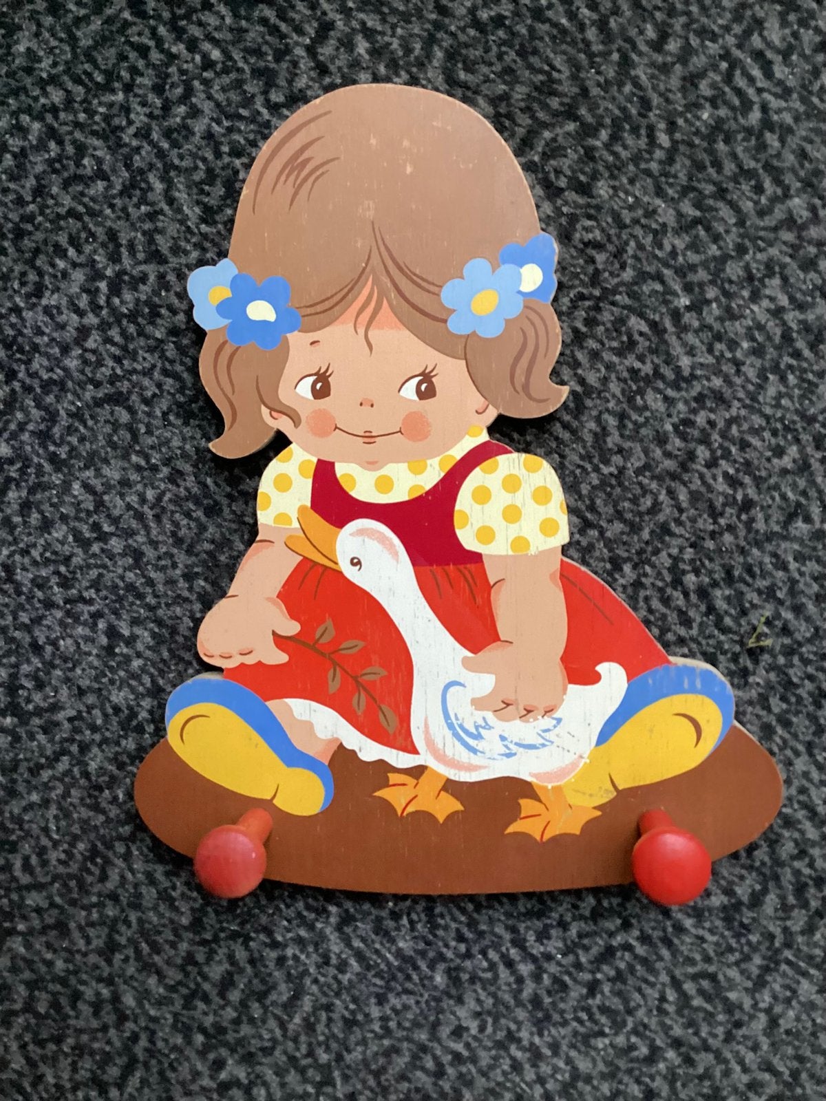Kinderkapstokje Girl with goose van Alfred Mertens, Ophalen