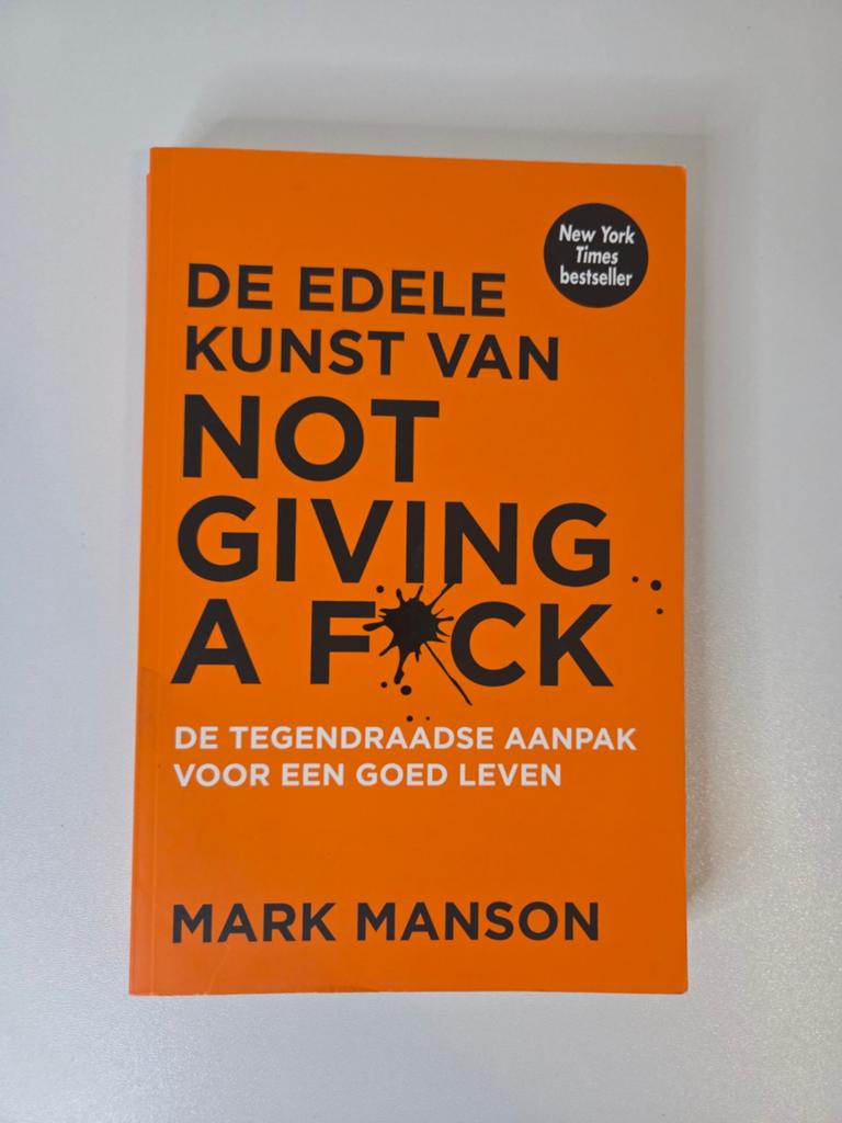 De Edele Kunst van Not Giving a F*ck | Mark Manson|NL Editie, Boeken, Mark Manson, Ophalen of Verzenden, Zo goed als nieuw, Overige onderwerpen