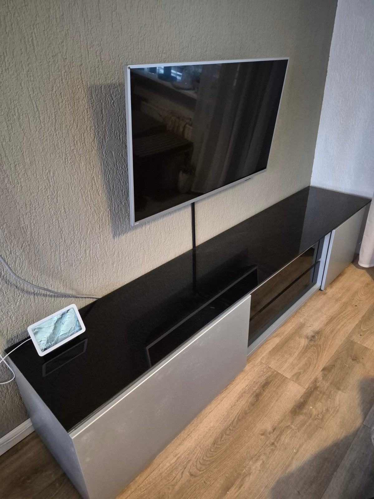 Modern TV-meubel met glazen blad en opbergruimte, Gebruikt, 150 tot 200 cm, Ophalen of Verzenden, Glas