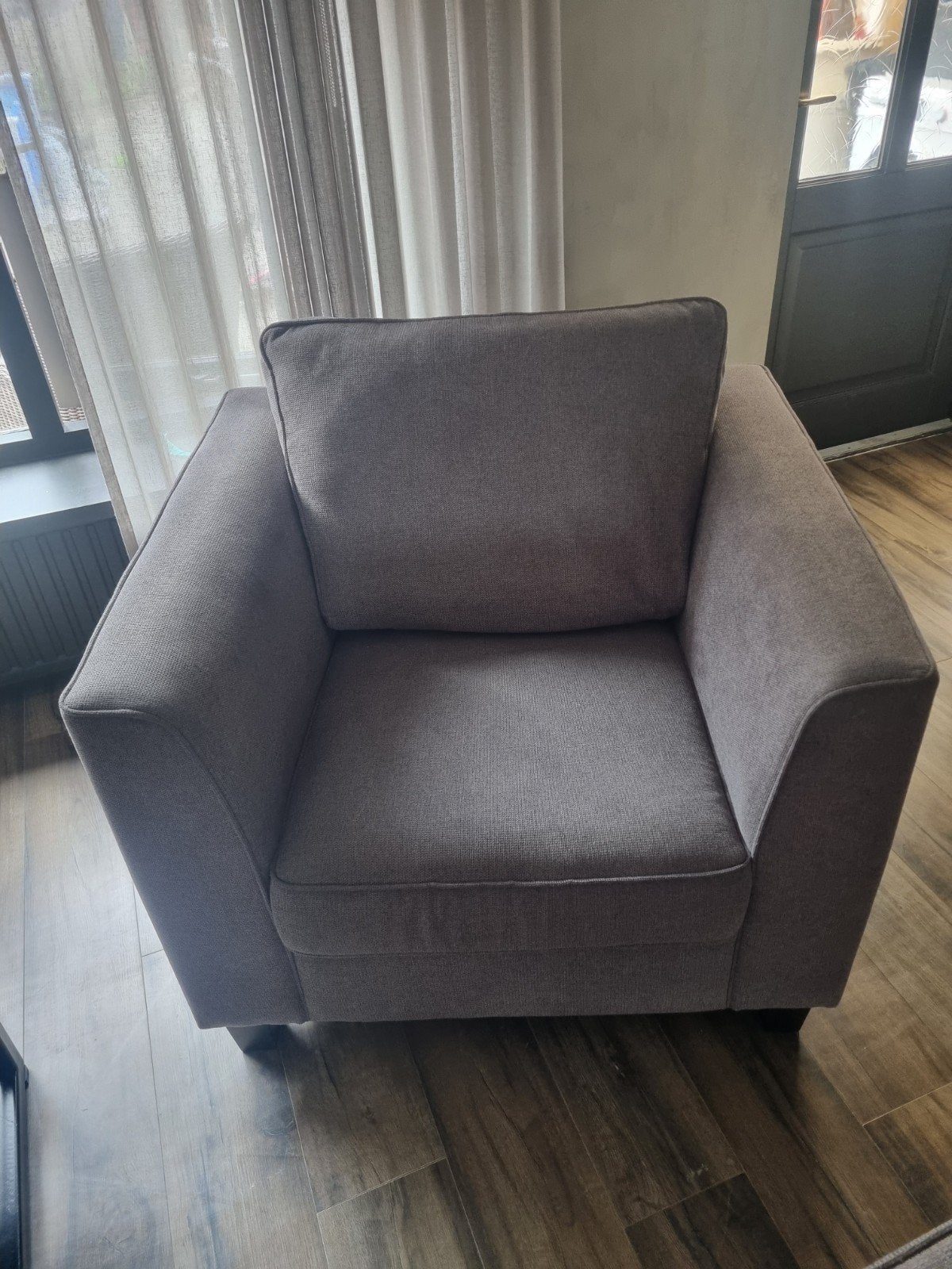 Grijze fauteuil, 2 jaar oud, Huis en Inrichting, Ophalen, Zo goed als nieuw, Stof