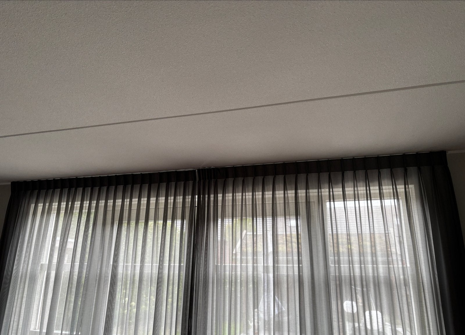 Grijze vitrage gordijnen met plooiafwerking, Huis en Inrichting, Stoffering | Gordijnen en Lamellen, Ophalen, Vitrage, Overige merken