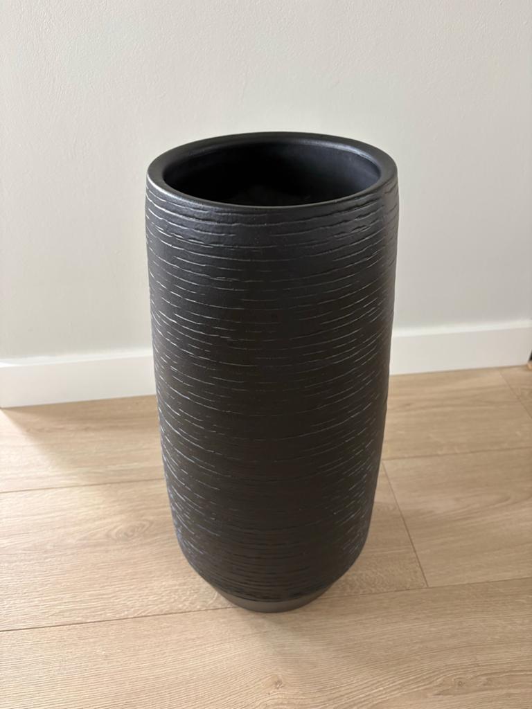 Zwarte hoge bloempot met structuur, Overige materialen, Rond, Binnen, Zo goed als nieuw