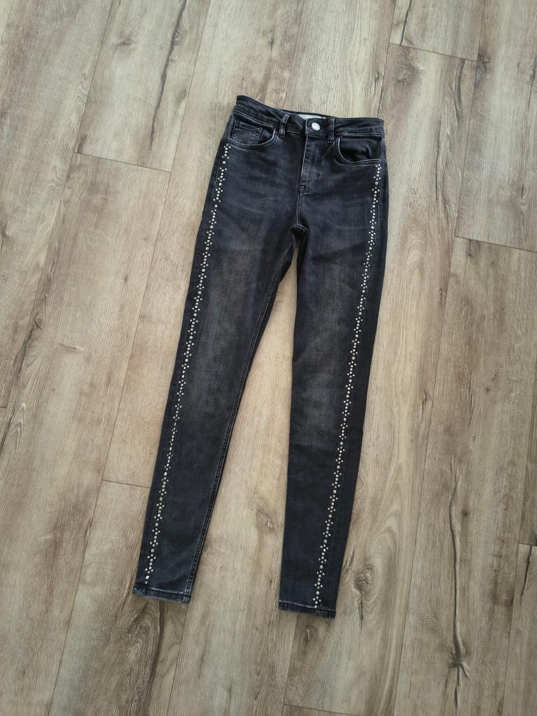 Prachtige zwarte spijkerbroek met studs van Revelation, XS., Kleding | Dames, Spijkerbroeken en Jeans, Ophalen of Verzenden, W27 (confectie 34) of kleiner