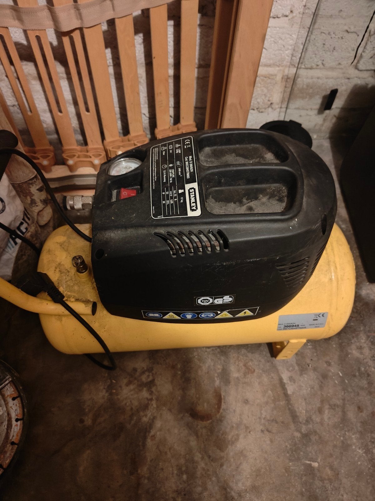 Stanley Compresor 24L, Doe-het-zelf en Verbouw, Ophalen, 10 bar of meer, Zo goed als nieuw, Minder dan 200 liter/min
