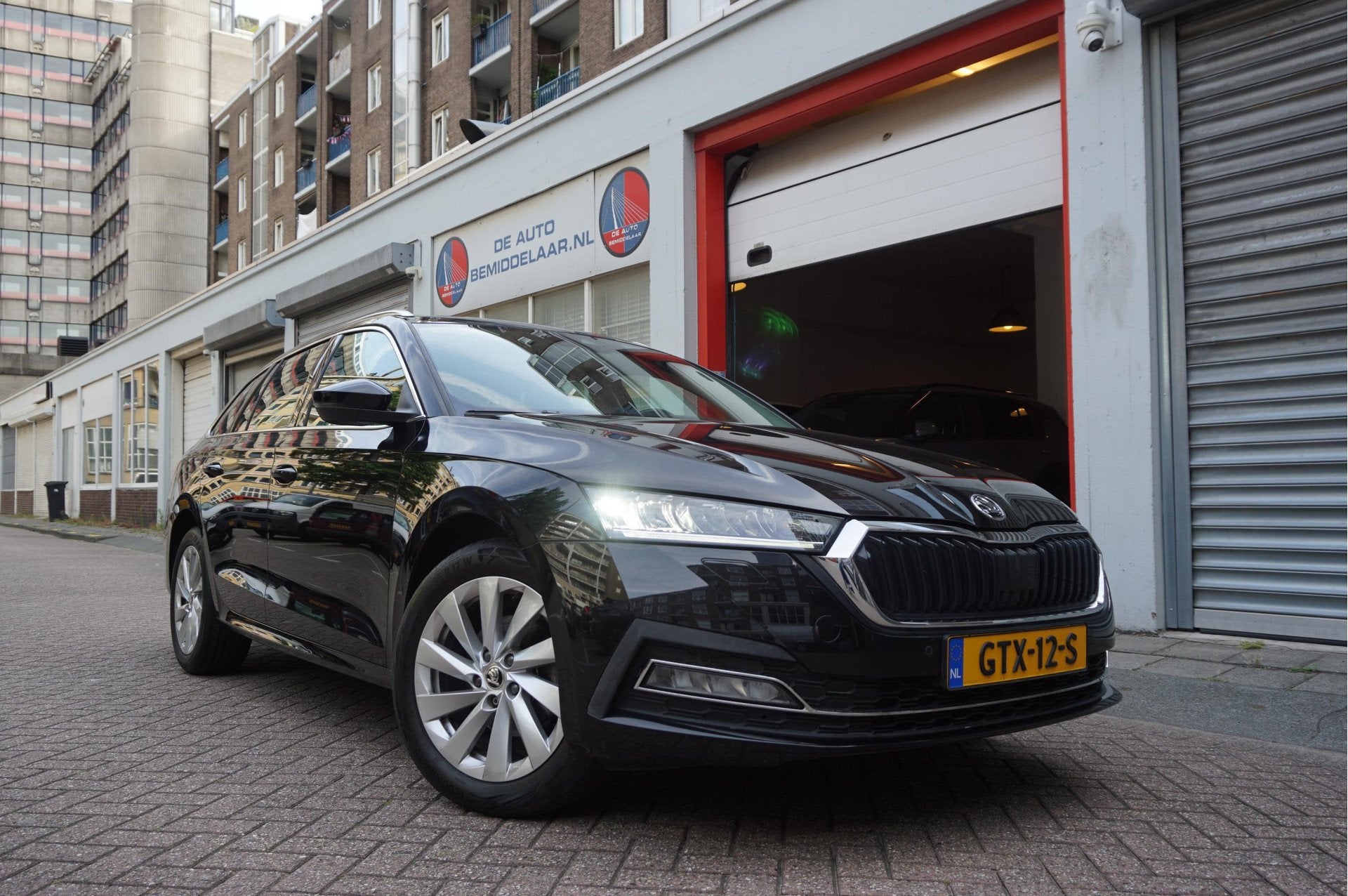 Skoda Octavia Combi 1.0 e-TSI Sport Business | Sfeerverlicht, Dealer onderhouden, Stof, Gebruikt, Zwart