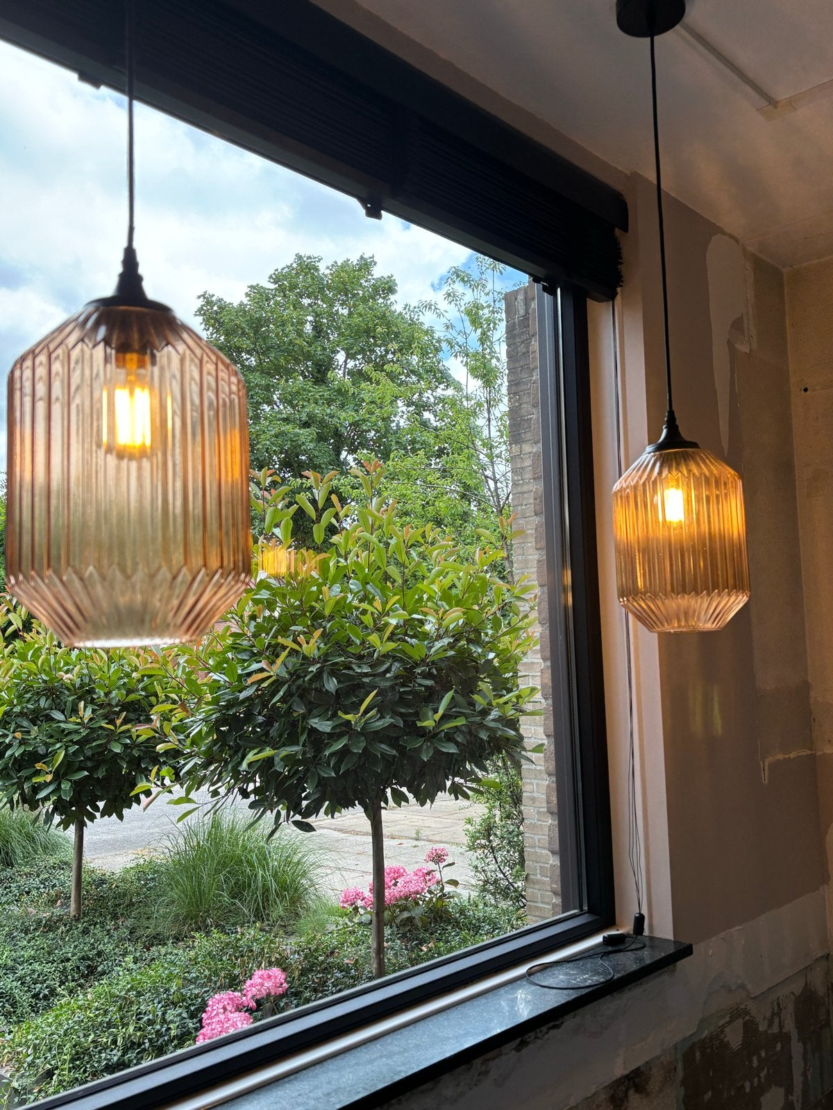 Set van 2 moderne hanglampen - Amberkleurig glas, Ophalen of Verzenden, Zo goed als nieuw, Glas, E27 (groot)