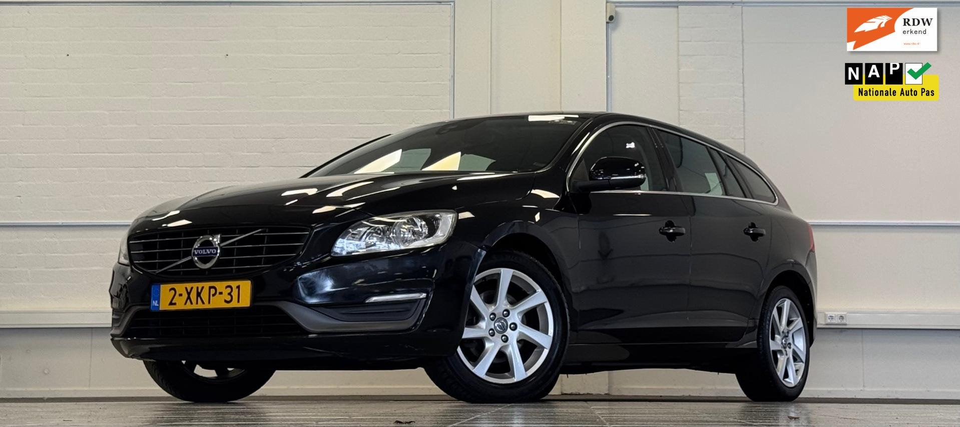 Volvo V60 1.6 T3 Momentum Navigatie 3e Eigenaar Garantie Moo, Auto's, Voorwielaandrijving, Stof, Gebruikt, Zwart