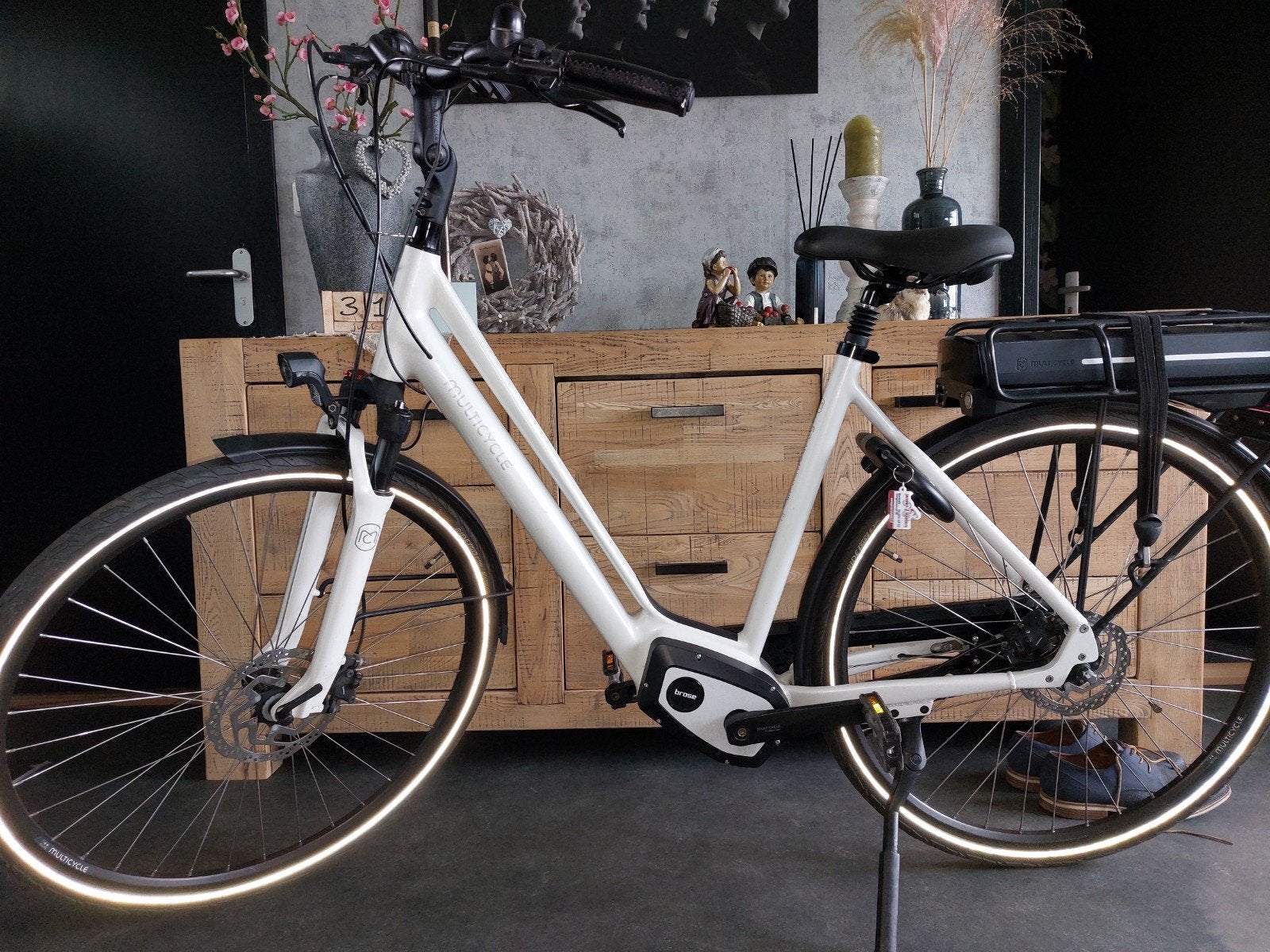 Multicycle Noble E-bike - Wit Parelmoer - Zo goed als nieuw, Fietsen en Brommers, Ophalen, Zo goed als nieuw, 50 km per accu of meer