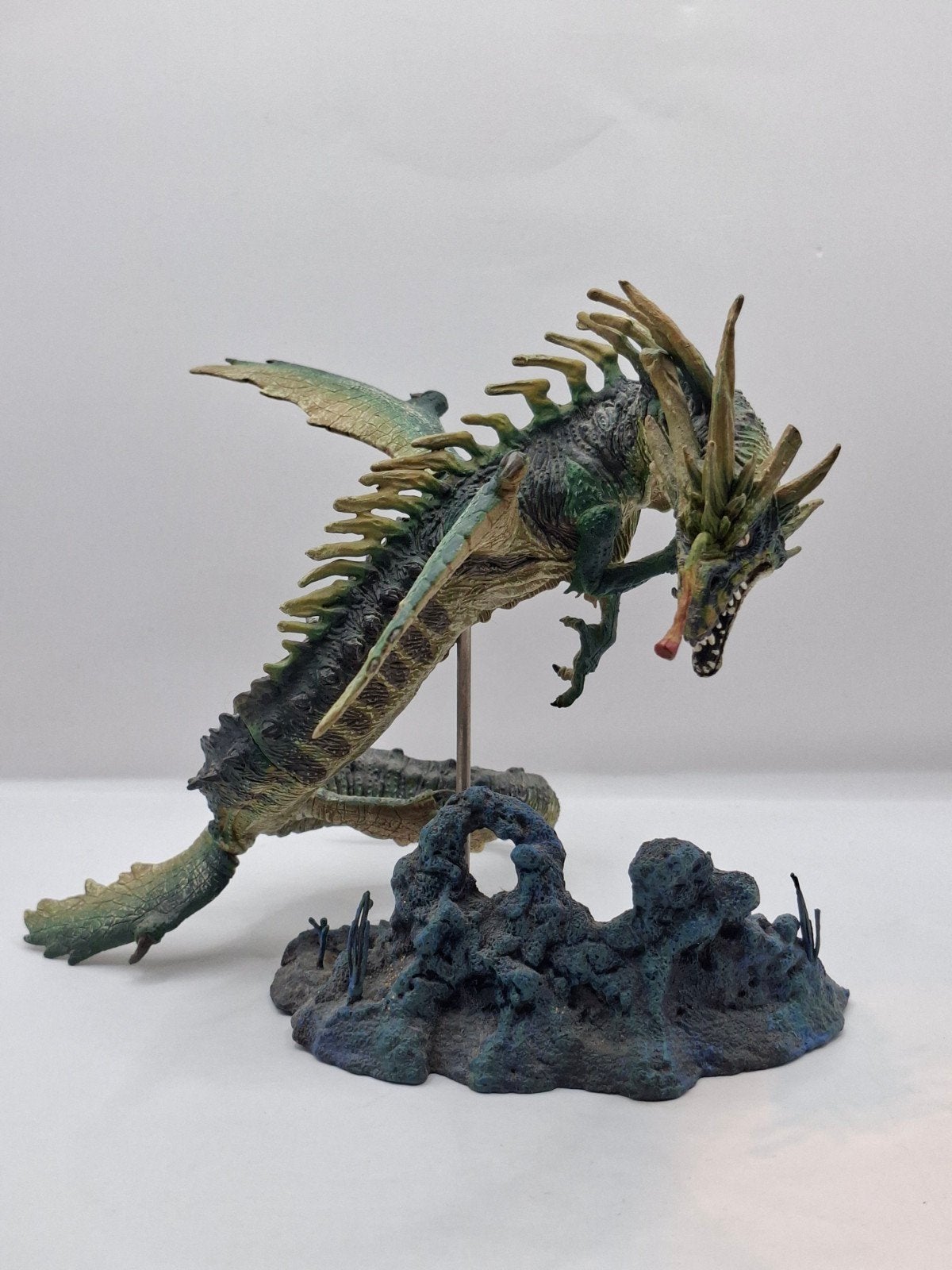 McFarlane's Dragons Water Dragon Clan Series 2, Ophalen of Verzenden, Zo goed als nieuw, Overige soorten, Boek of Catalogus