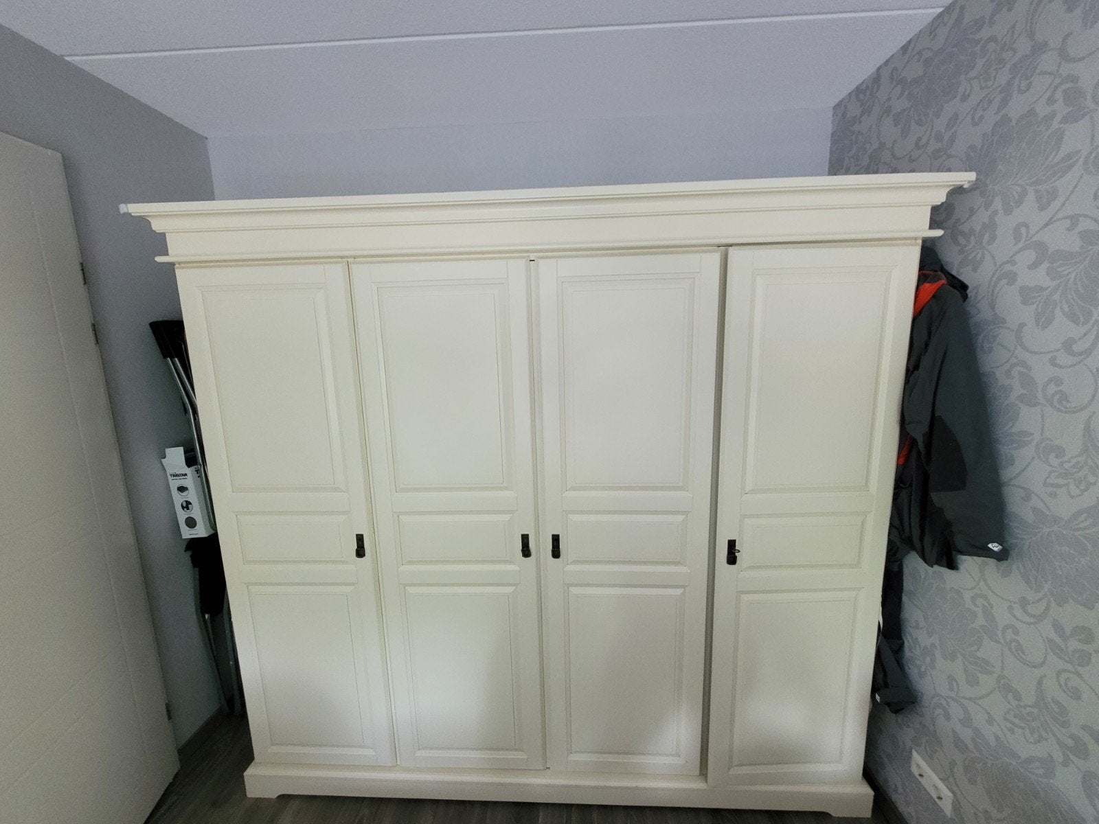 Grote kledingkast met nachtkastje - Crème, Huis en Inrichting, Met deur(en), Gebruikt, 200 cm of meer, Ophalen of Verzenden
