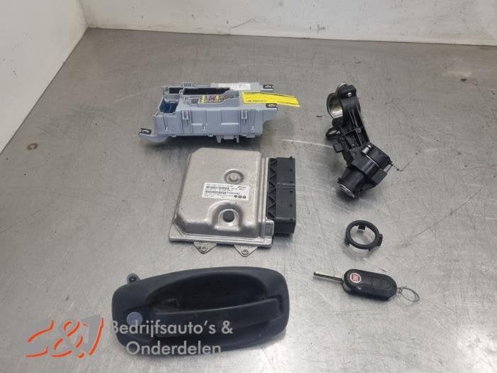 Kontaktslot + computer van een Fiat Doblo, Gebruikt, -, -, Ophalen of Verzenden