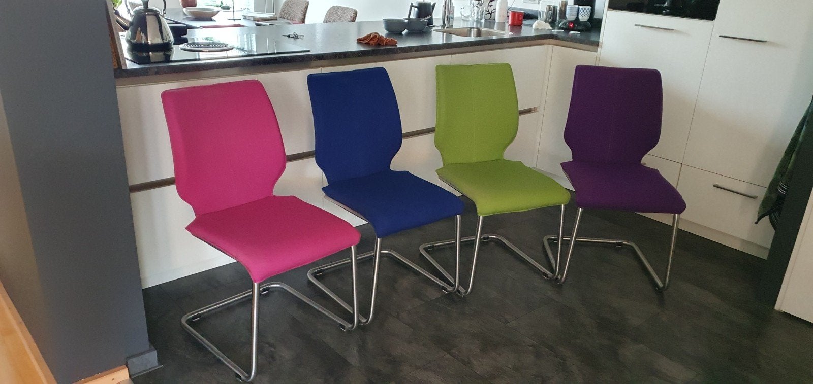 Set van 4 kleurrijke eetkamerstoelen - Bree's New World, Huis en Inrichting, Stoelen, Ophalen, Gebruikt, Overige kleuren, Modern, Kleurrijk