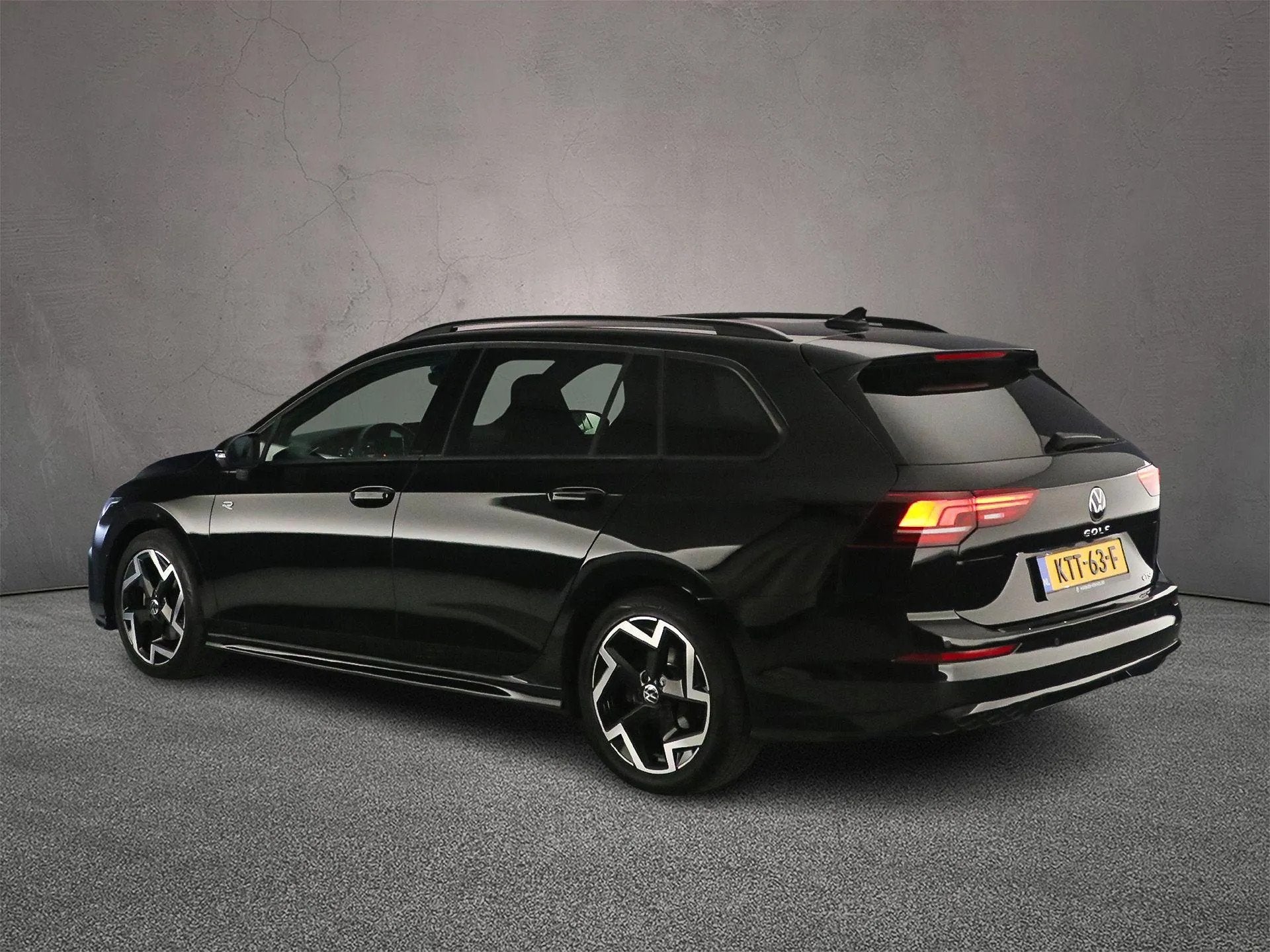 Volkswagen Golf Variant 1.5 eTSI R-Line (bj 2025, automaat), 4 cilinders, 150 pk, 1337 kg, Zwart