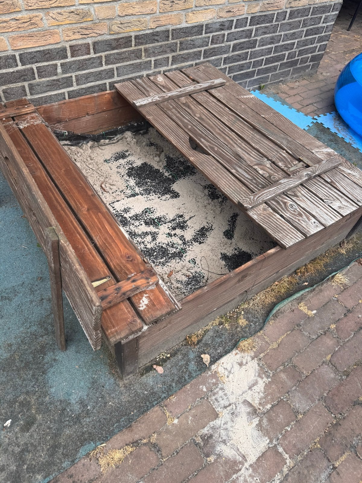 Houten zandbak met bankjes als deksel, Ophalen, Gebruikt