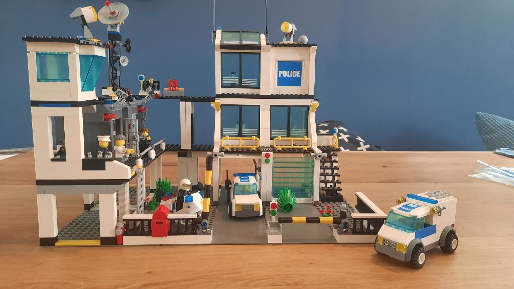 LEGO City politiebureau, Kinderen en Baby's, Speelgoed | Duplo en Lego, Lego, Ophalen of Verzenden, Complete set, Inclusief instructies